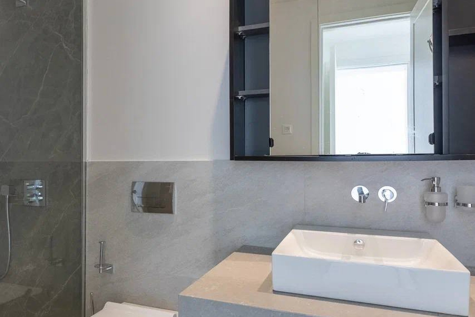 Marina Village 94 m² top-floor apartment, bathroom with grey marble finishes and walk-in shower