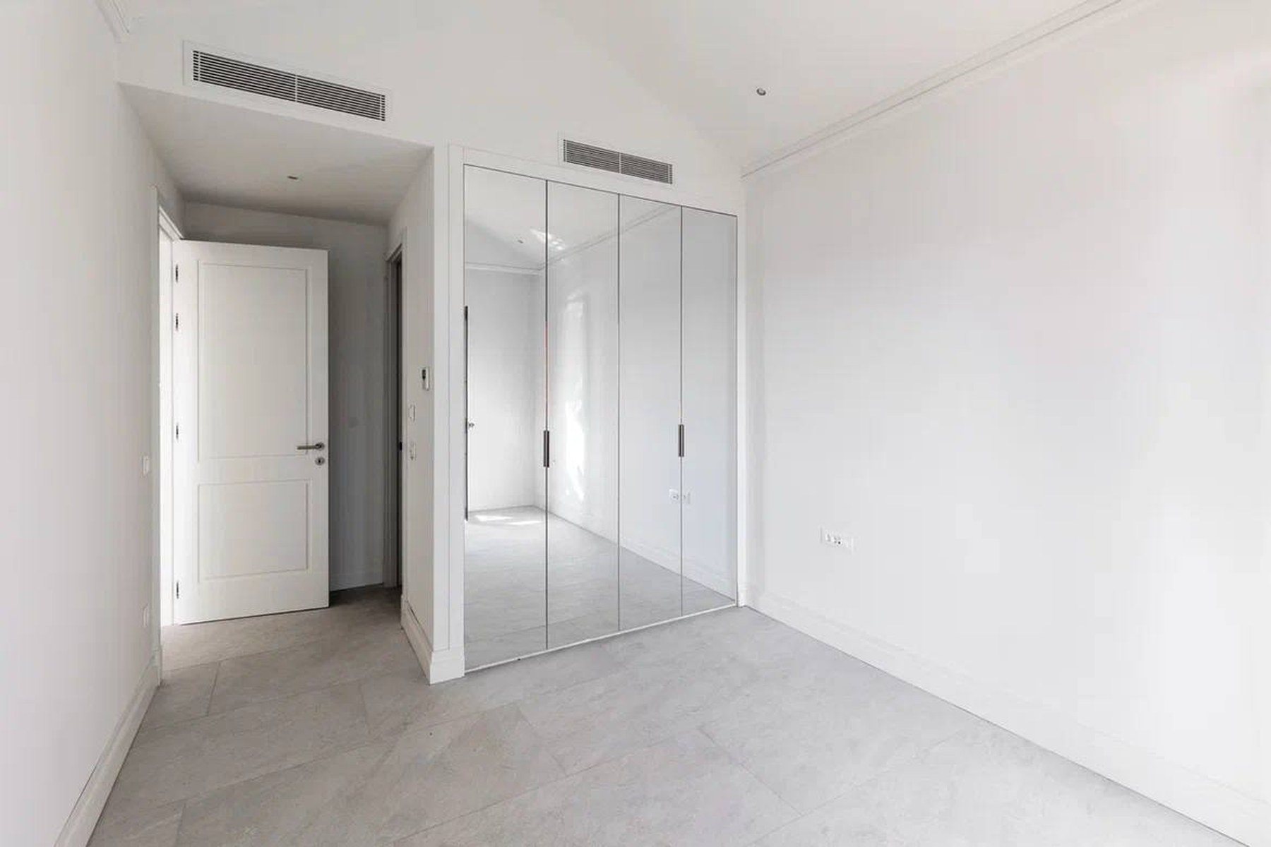 Marina Village 94 m² top-floor apartment, bedroom with full mirrored wardrobe