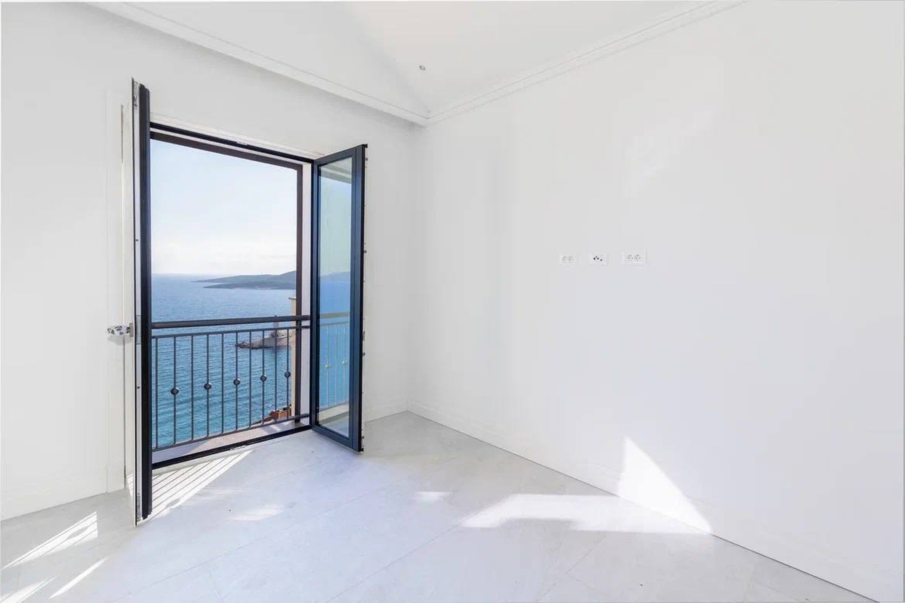 Marina Village 94 m² top-floor apartment, second room opening onto the sea-view balcony
