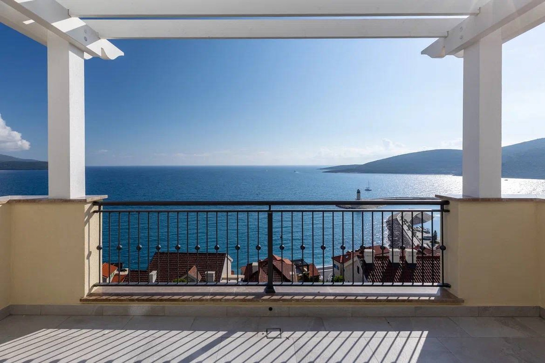 Marina Village 94 m² top-floor apartment, covered terrace with panoramic Adriatic view