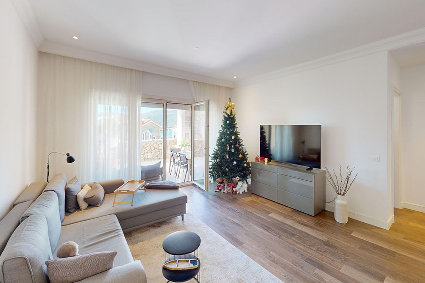 Ground-floor garden one-bedroom apartment, living room with doors to the sea-facing garden