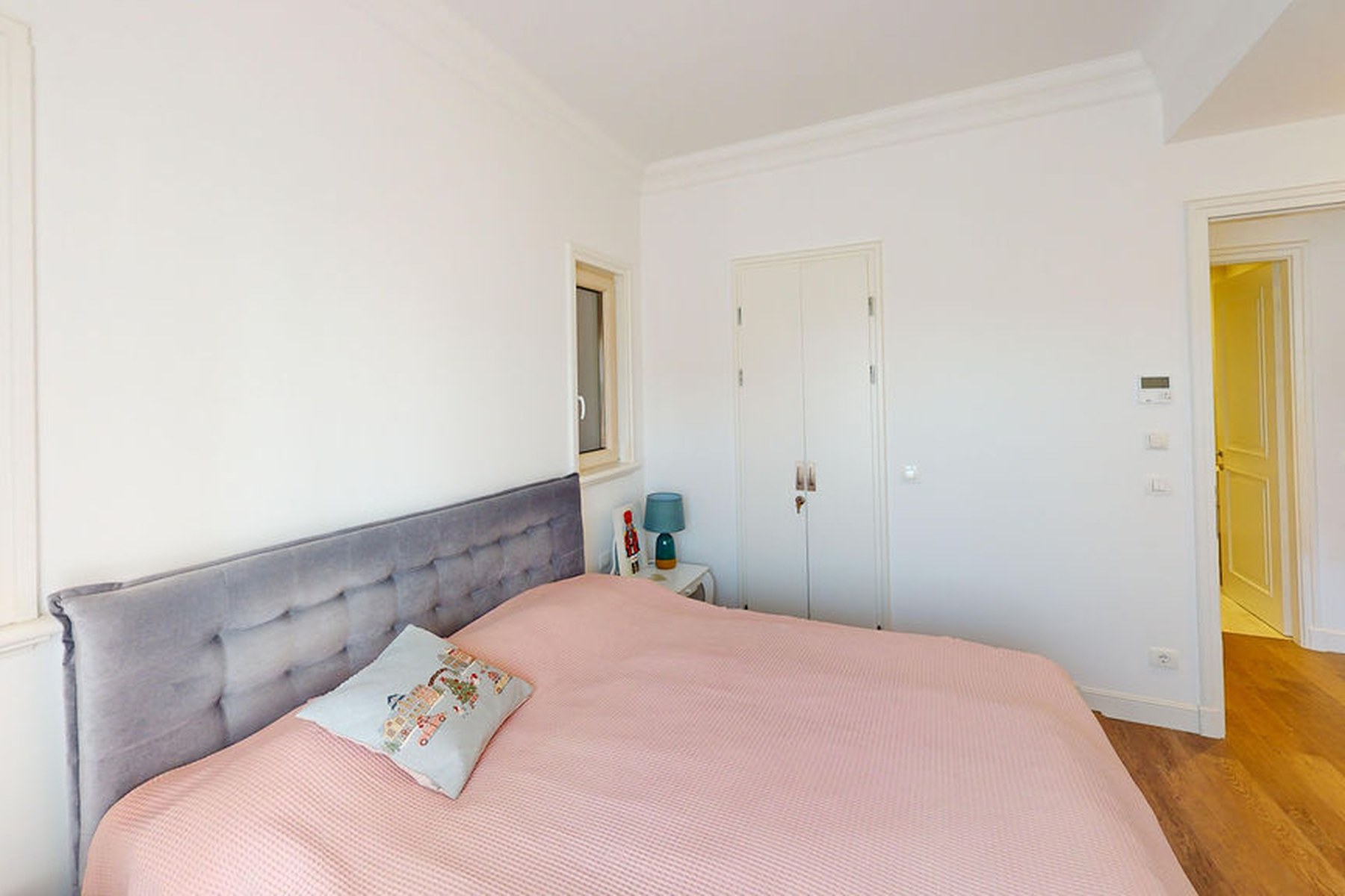 Ground-floor garden one-bedroom apartment, master bedroom alternative view