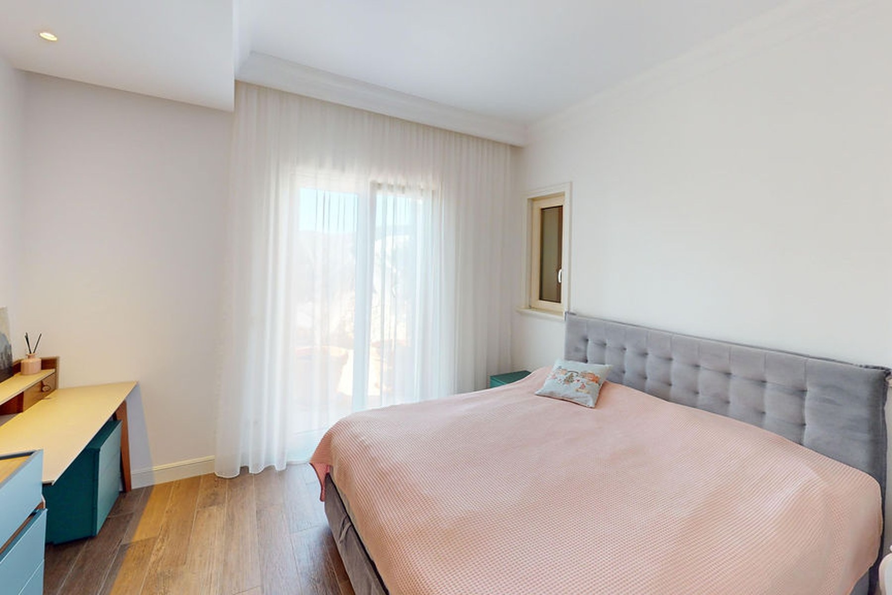 Ground-floor garden one-bedroom apartment, master bedroom with grey upholstered headboard