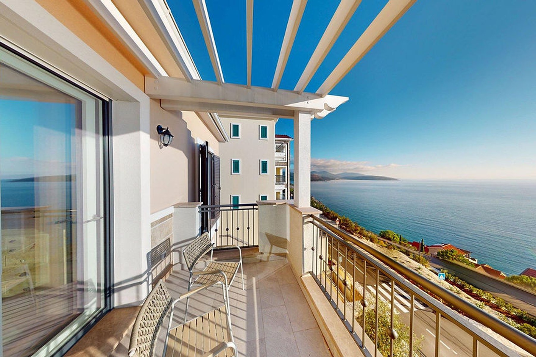 Panoramic top-floor one-bedroom apartment, sea-view balcony over the marina