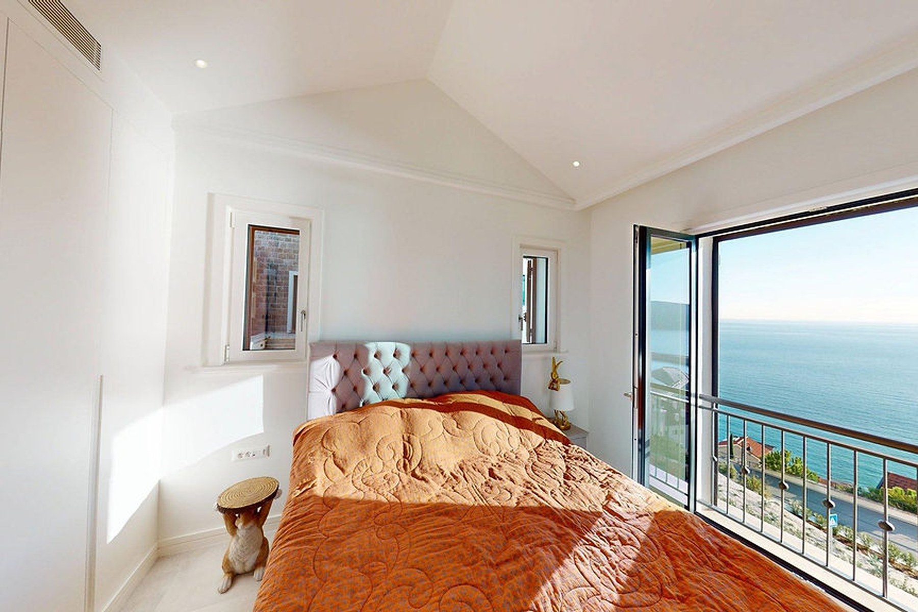 Panoramic top-floor one-bedroom apartment, bedroom with a full sea view through floor-to-ceiling glazing